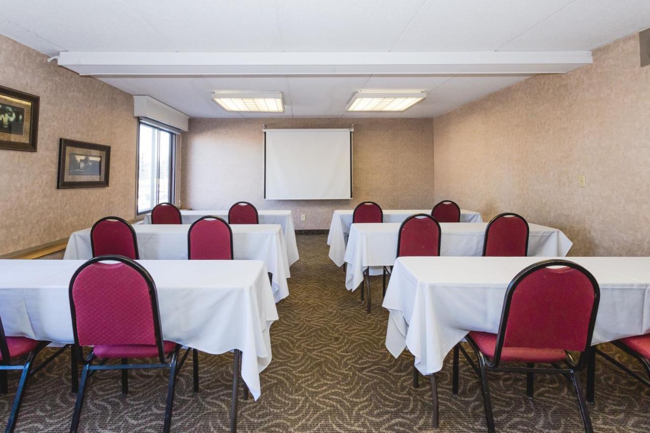 Hotel Ramada By Wyndham & Conference Center 3*