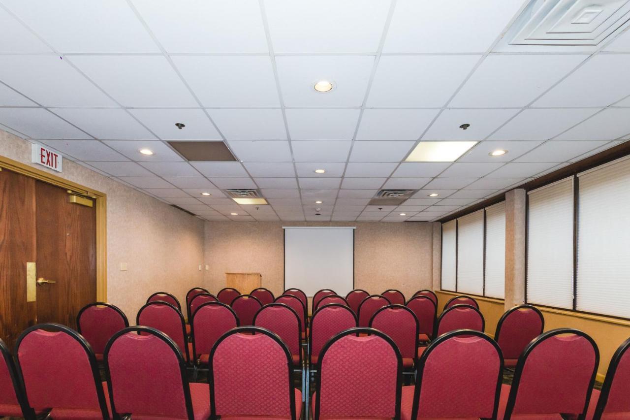 Ramada By Wyndham & Conference Center 3*